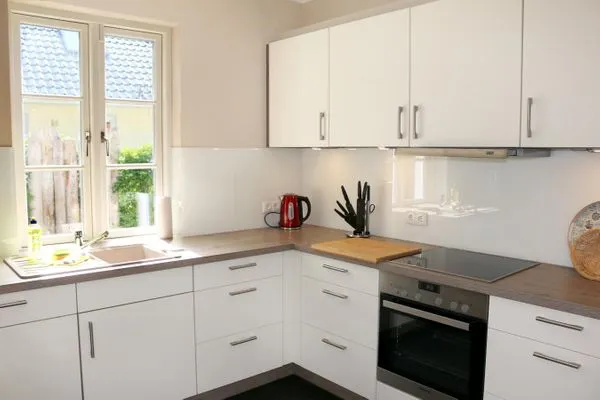 komplett ausgestattet mit Backofen, Kühlschrank & Co  Backbord