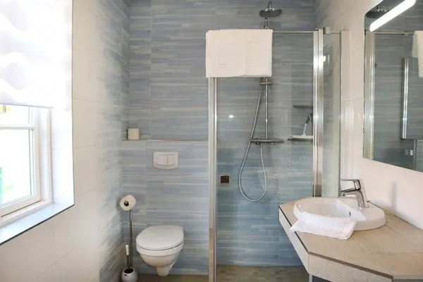 mit WC und ebenerdiger Dusche  Backbord