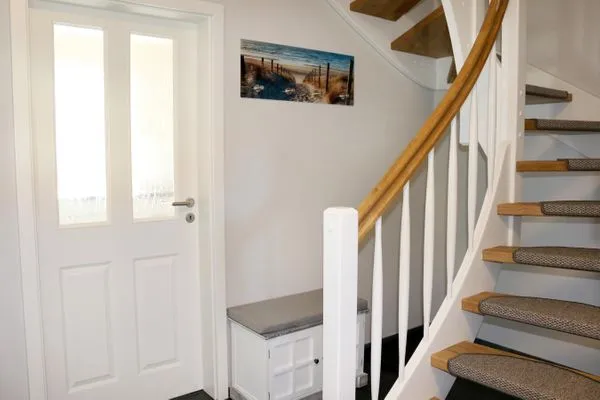 Flur mit schöner Holztreppe ins Ober- und Dachgeschoß  Backbord