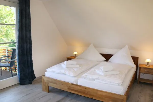 großes Schlafzimmer mit Doppelbett und eigenem Balkon  Backbord