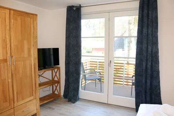 Kleiderschrank und TV  Backbord