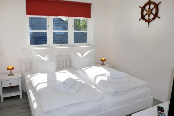 kleines Schlafzimmer mit Doppelbett und TV  Backbord