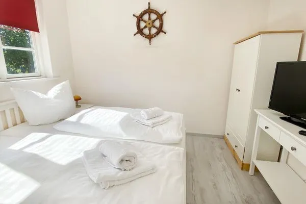 Kleiderschrank und TV  Backbord