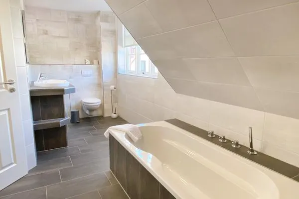 mit Badewanne  Backbord