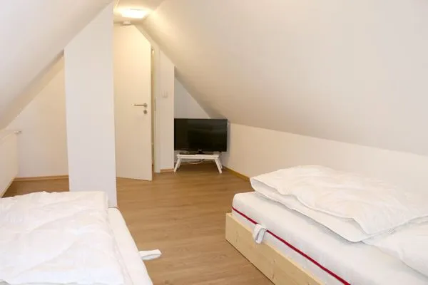 mit zwei Einzelbetten und TV  Backbord