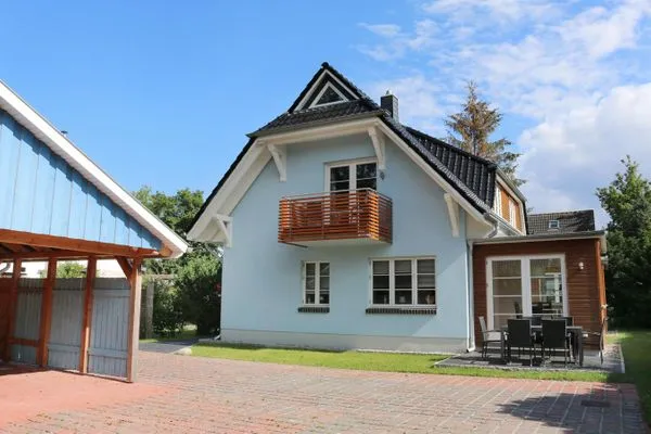 Carport auf dem Grundstück (pro Haushälfte für je 1x PKW)  Backbord