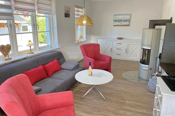 Wohnbereich mit Couch und Sessel  Steuerbord