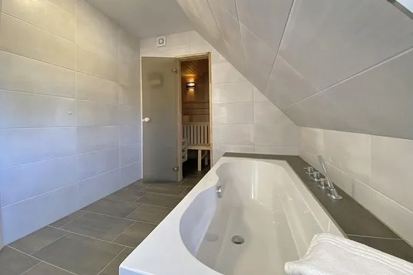mit Badewanne  Steuerbord