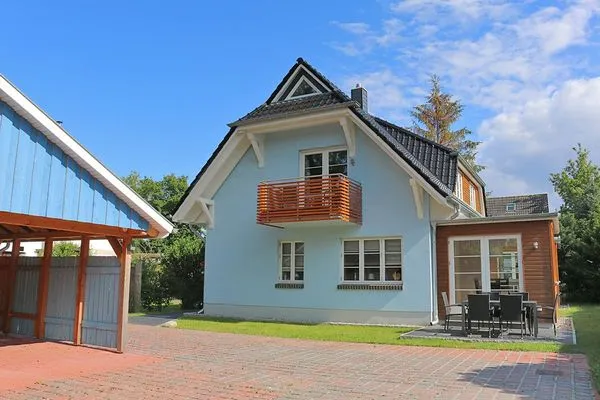Haus mit Carport  Steuerbord
