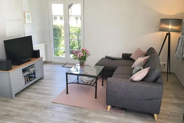 Wohnbereich mit TV, Couch - charmant und gemütlich  Haus Kormoran G4