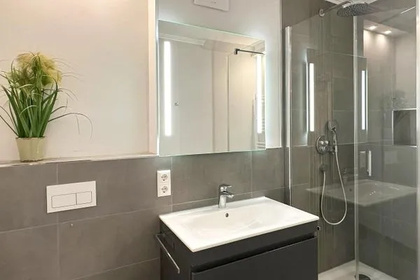 modernes Bad mit Dusche und WC  Haus Kormoran G4