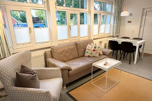 Wohnbereich mit Couch und Sessel Katharinas Ferienhaus Wohnung 1