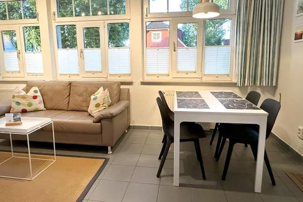 Esstisch im Wohnbereich Katharinas Ferienhaus Wohnung 1