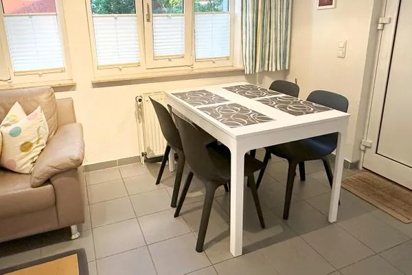 Esstisch mit 4 Stühlen Katharinas Ferienhaus Wohnung 1
