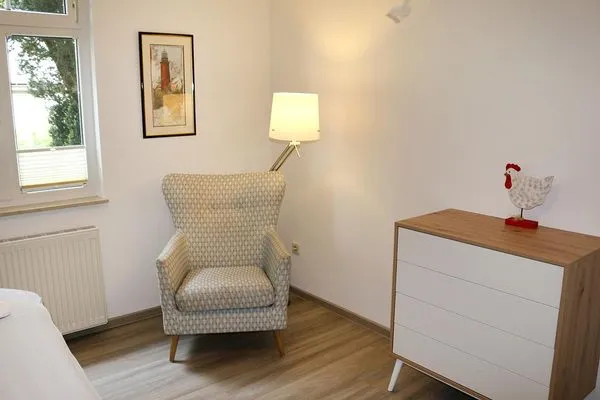 mit Lesesessel, Kommode Katharinas Ferienhaus Wohnung 1