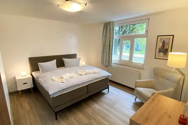 Sichtschutz oder Verdunklung der Fenster durch Plissees und Übergardinen möglich Katharinas Ferienhaus Wohnung 1