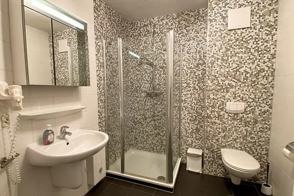 Bad mit Dusche (niedriger Einstieg) und WC Katharinas Ferienhaus Wohnung 1