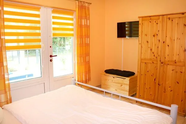 TV und Kleiderschrank  Hinter den Dünen - W86
