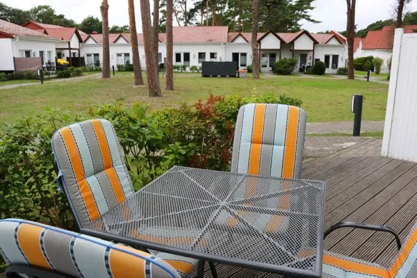 Holzterrasse und Eingang zur Wohnung  Hinter den Dünen - W86