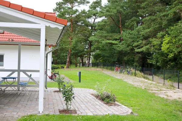 kleine Terrasse, ganz rechts zu sehen: der Weg zum Strand  Hinter den Dünen - W86