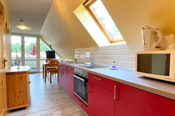 Küchenzeile mit Blick zum Balkon  Hinter den Dünen - W87
