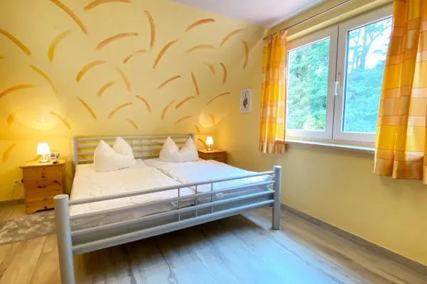 Schlafzimmer mit Doppelbett  Hinter den Dünen - W87