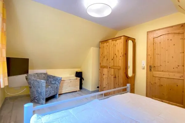 Kleiderschrank und TV im Schlafzimmer  Hinter den Dünen - W87