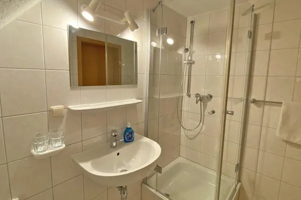 Bad mit Dusche und WC Haus Kleist Zimmer 1