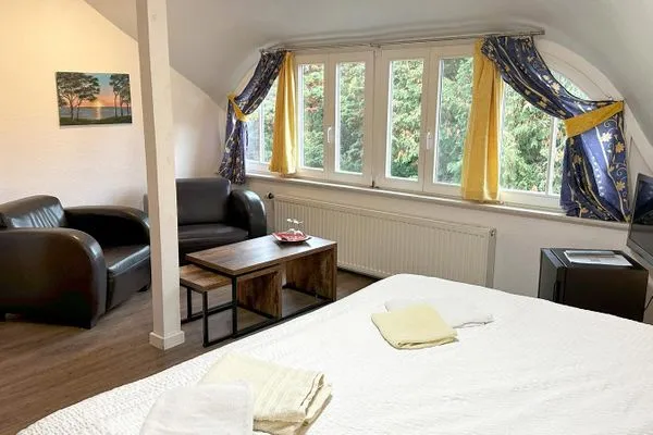 Zimmer mit Doppelbett und kleiner Sitzecke Haus Kleist Zimmer 2