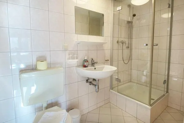 Bad mit Dusche und WC Haus Kleist Zimmer 2