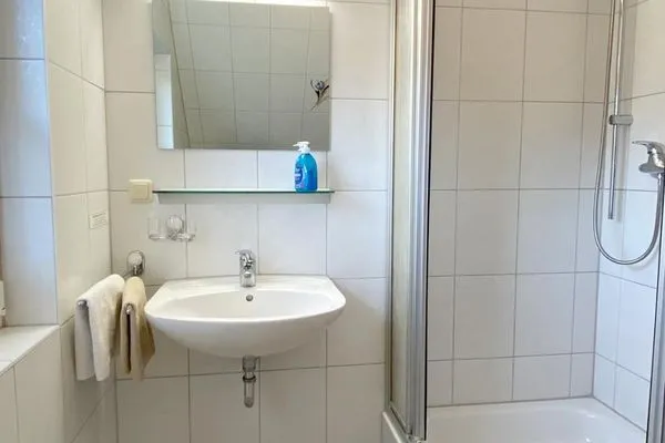 Bad mit Dusche und WC Haus Kleist Zimmer 5