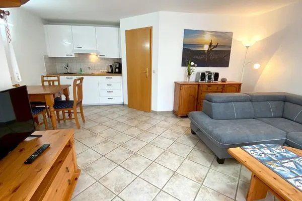 Wohnbereich mit Küchenteil und Esstisch Haus Kleist Wohnung 1