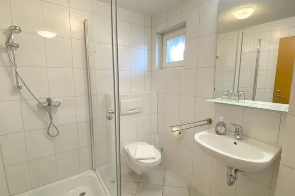 Bad mit Waschbecken, WC Haus Kleist Wohnung 1