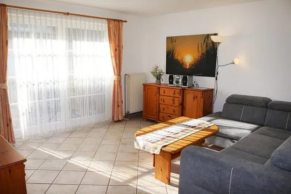 große helle Fensterfront zur Süd-Terrasse Haus Kleist Wohnung 2