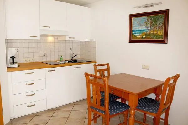 Küchenbereich mit Esstisch und 3 Stühlen Haus Kleist Wohnung 2
