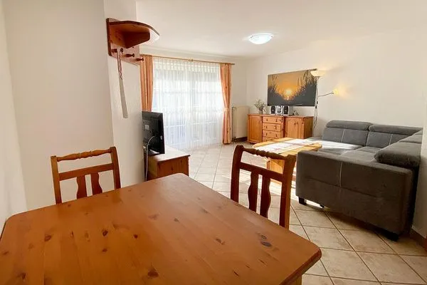 Blick vom Esstisch in den Wohnbereich Haus Kleist Wohnung 2