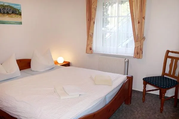 Schlafzimmer mit Doppelbett und Kleiderschrank Haus Kleist Wohnung 2