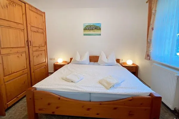 Schlafzimmer mit Doppelbett und Kleiderschrank Haus Kleist Wohnung 2