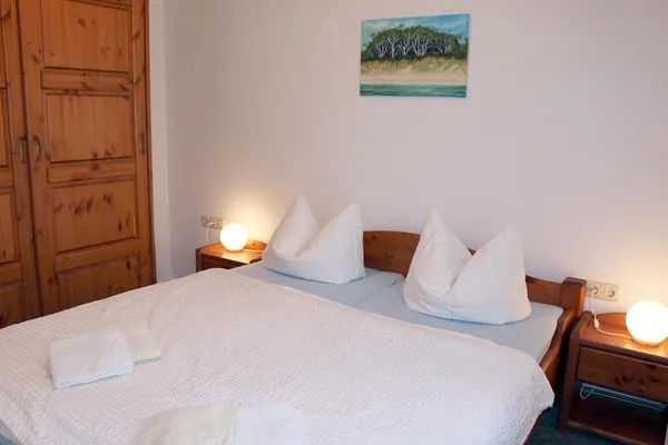 Schlafzimmer mit Doppelbett und Kleiderschrank Haus Kleist Wohnung 2