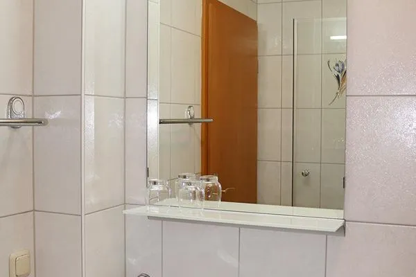Bad mit Dusche und WC Haus Kleist Wohnung 2