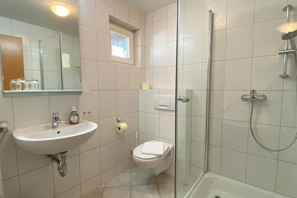 Bad mit Dusche und WC Haus Kleist Wohnung 2