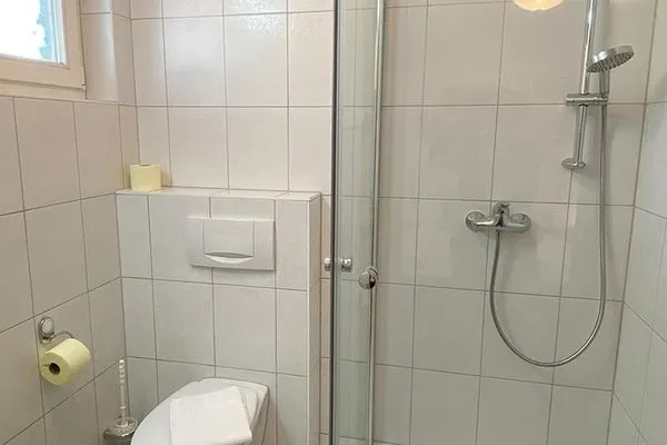Bad mit Dusche und WC Haus Kleist Wohnung 2