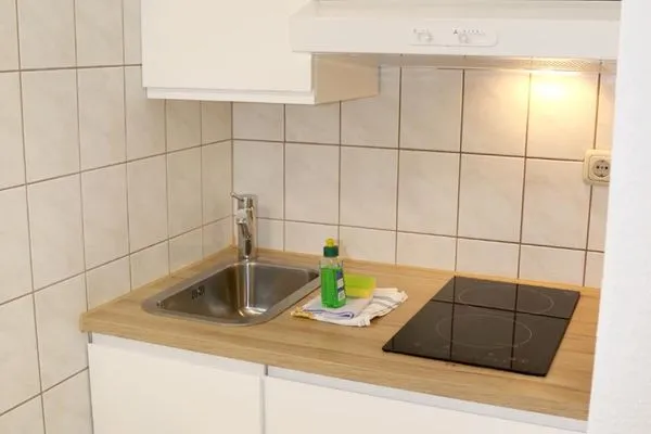 kleine Küchennische mit Cerankochfeld & Kühlschrank Haus Kleist Wohnung 3
