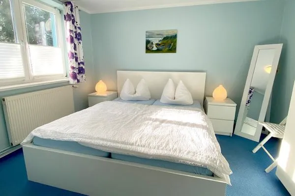 Schlafzimmer mit Doppelbett, Spiegel Haus Kleist Wohnung 3