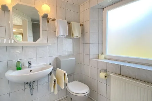Bad mit Dusche, WC und Waschbecken Haus Kleist Wohnung 3