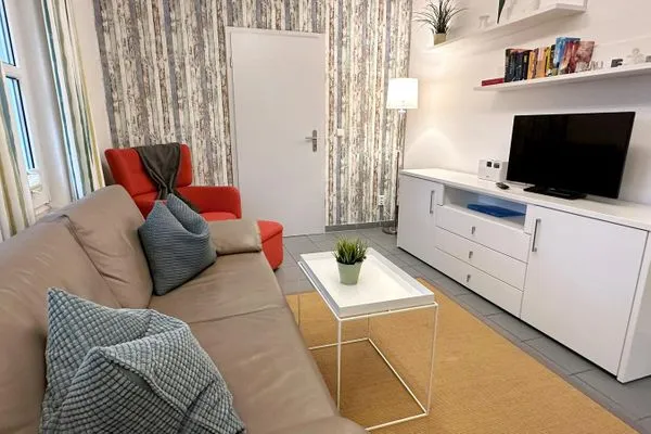 gemütliche Sitzecke, Sideboard und Sat-TV im Wohnzimmer, WLAN kostenfrei Katharinas Ferienhaus Wohnung 2