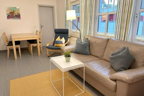 Esstisch mit 4 Stühlen im Wohnzimmer Katharinas Ferienhaus Wohnung 2