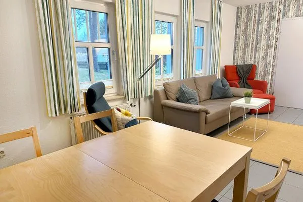 Wohnzimmer mit Esstisch und 4 Stühlen, Kinderhochstuhl vorhanden Katharinas Ferienhaus Wohnung 2