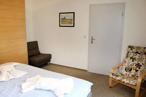 Sessel kann auch bei Bedarf als Aufbettung genutzt werden (hinten links) Katharinas Ferienhaus Wohnung 2