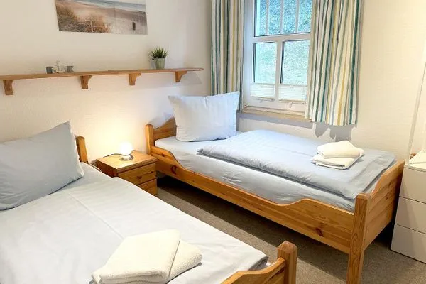 zweites Schlafzimmer mit 2 Einzelbetten, ideal als Kinderzimmer Katharinas Ferienhaus Wohnung 2